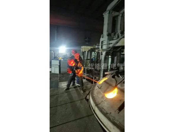 電弧爐冶煉現(xiàn)場視頻